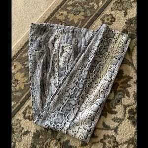 SOHO legging stretchy snake pattern look black white 4 fake pockets pull…